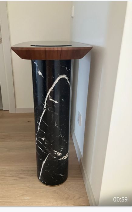 Consola Khalo, em madeira e mármore