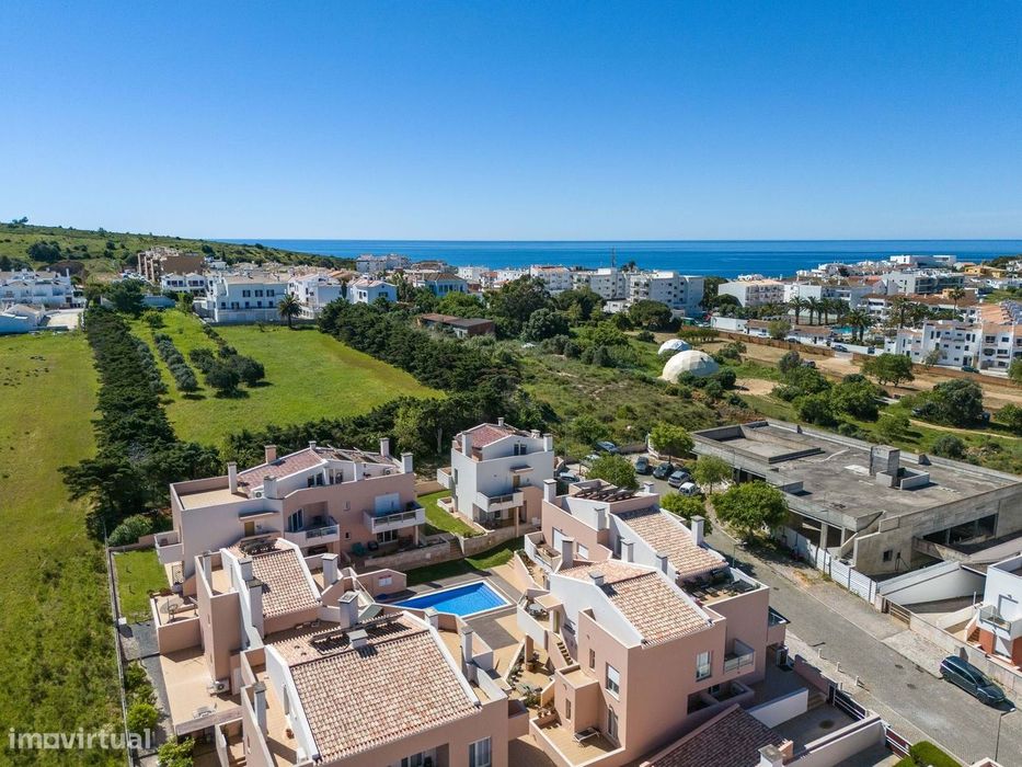 Apartamento de 2 quartos com terraços, piscina e estacionamento em Bur
