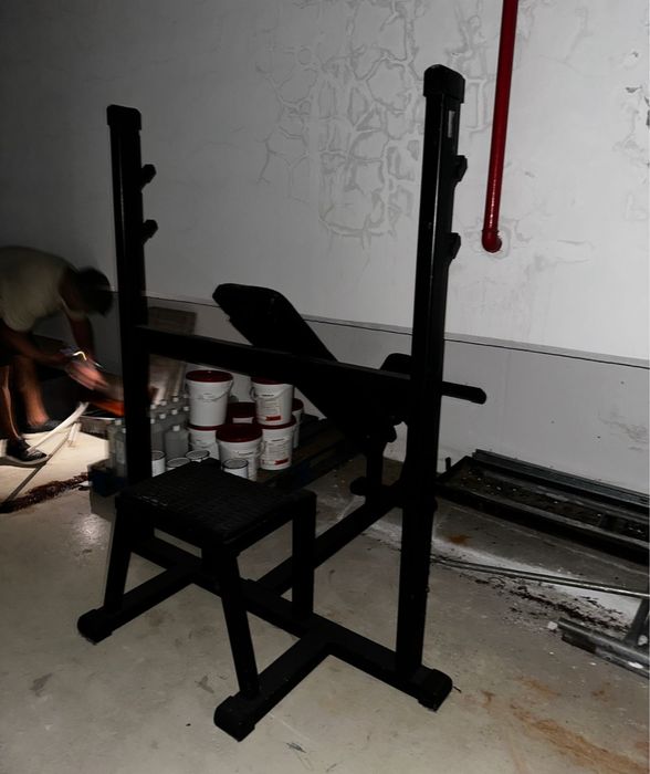 Banco supino inclinado