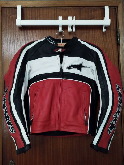 Casaco motard mulher em pele alpinestars, botas e capacete.