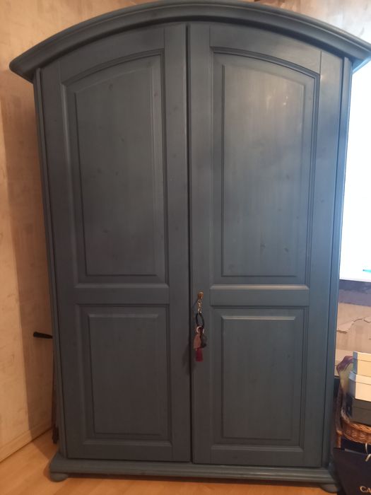 Meble do pokoju z drewna.