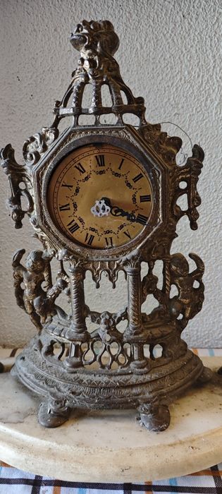 Relógio de mesa antigo decorativo em metal e mármore, estilo vitoriano