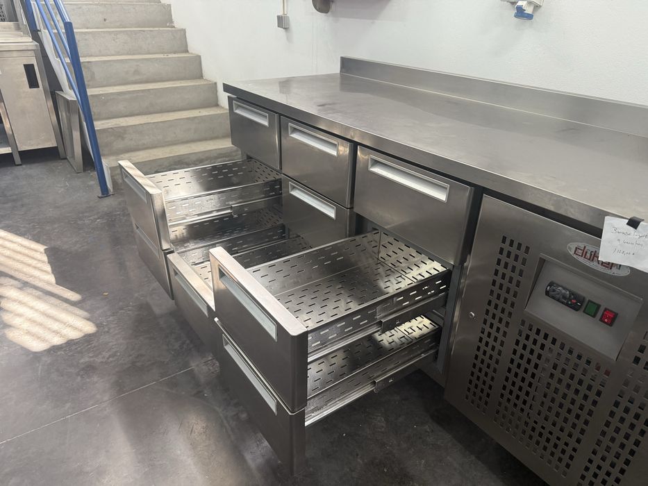 Balcão frigorifico , mesa de trabalho Nove gavetas frio ventilado