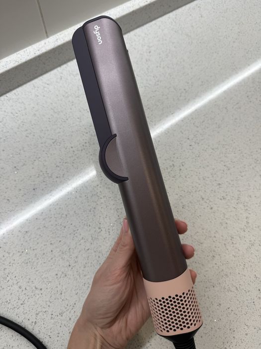 Продам dyson утюжок фен( airstrait)