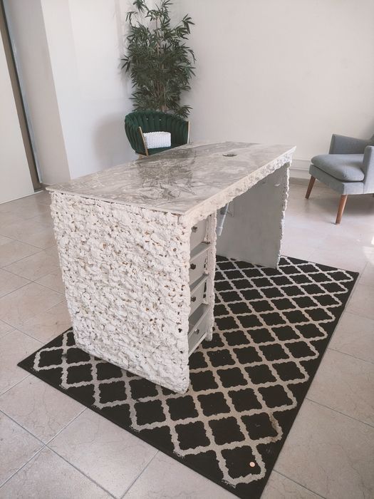 Mesa de trabalho para manicure com arrumação