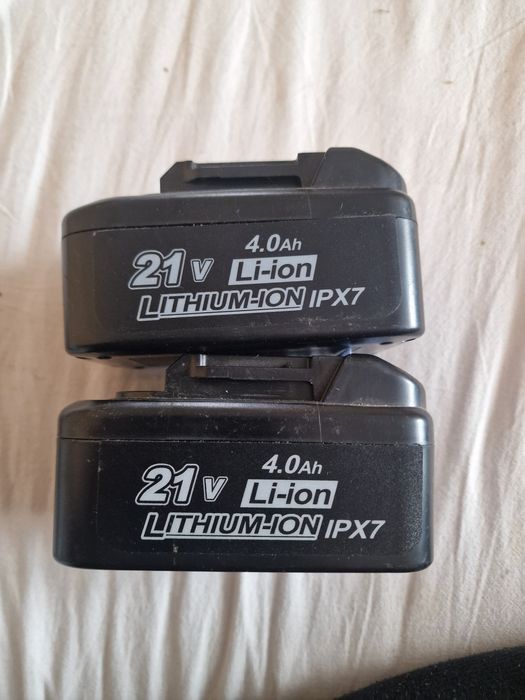 2 duze Akumulatory do narzedzi chinskich 21 v 4ah. Gisam itd