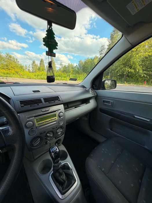 samochód osobowy mazda 2