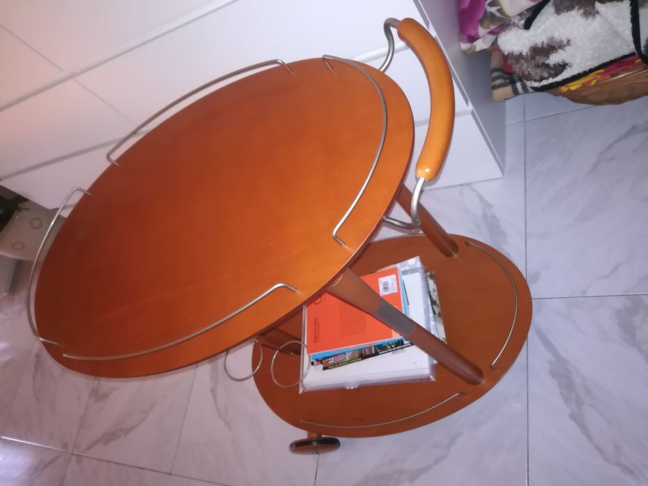 Mesa ou carrinho de apoio elegante.
