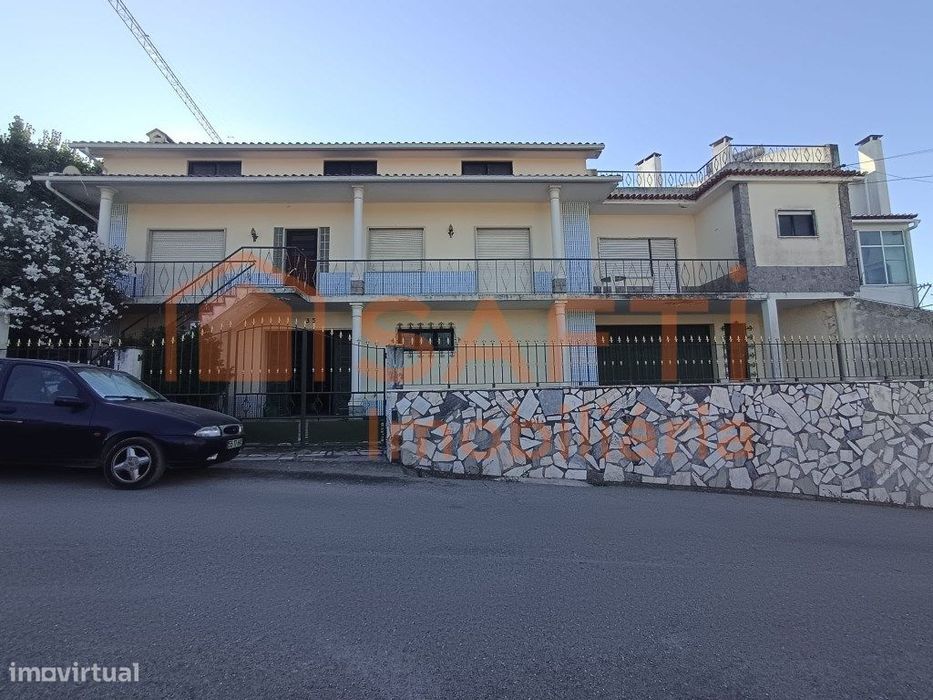 Moradia T4+T3+T1 em Santarém