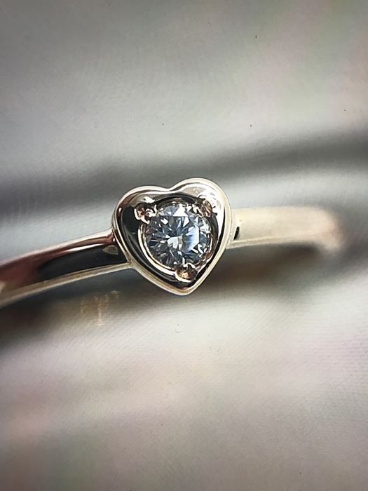 Золотое кольцо с бриллиантом