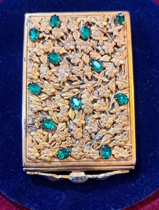 Caixa de pó de arroz vintage.