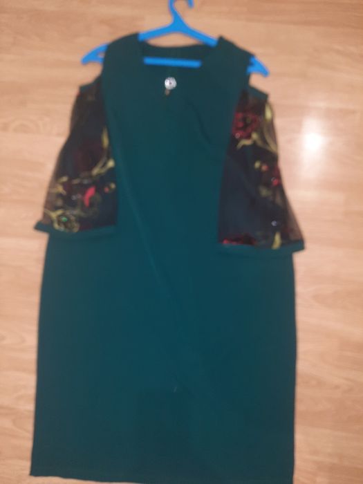 Нове плаття нарядне з гарними рукавами