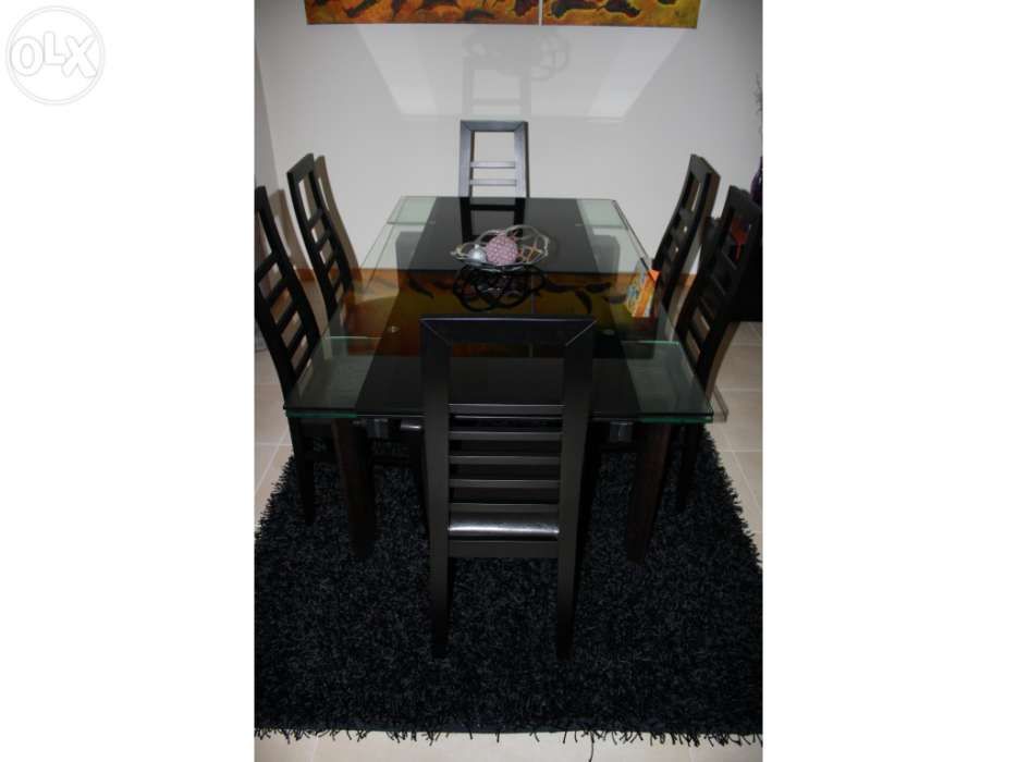 Mesa em vidro e cadeiras