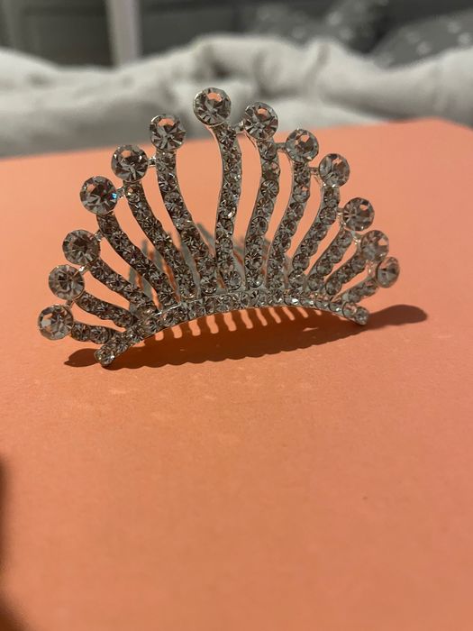 Корона в зачіску