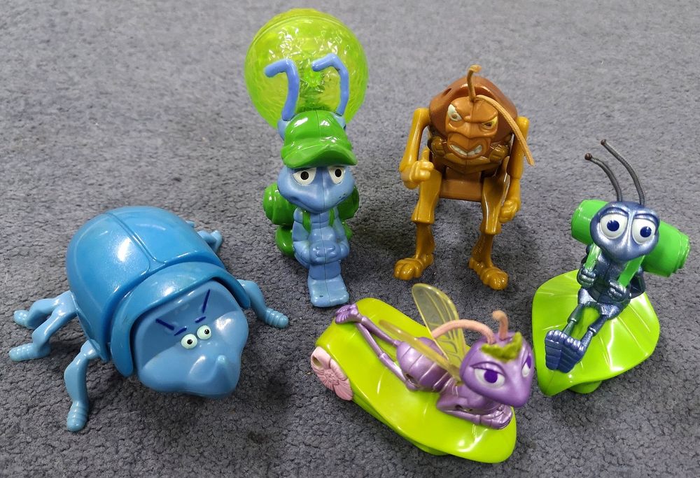 Disney Pixar - Os Incríveis / Carros / Vida de Inseto / Monstros & Companhia + Universidade (bonecos)
