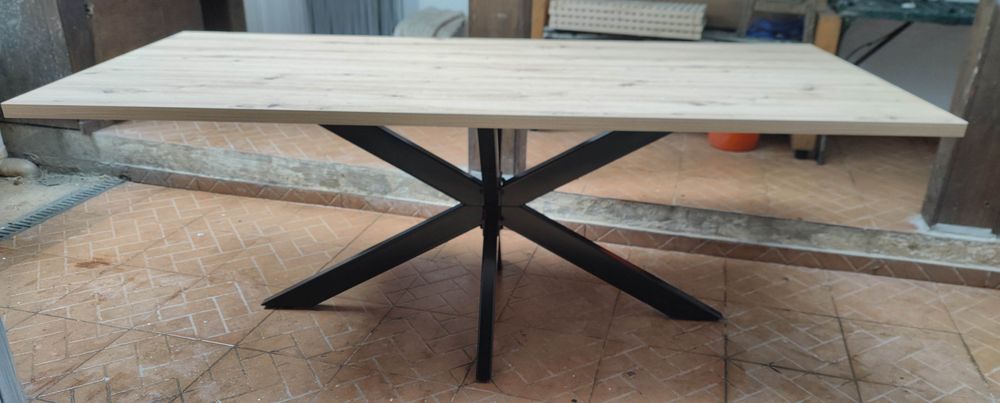 Mesa com pernas aço