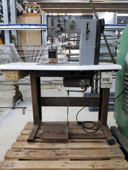 Máquina de costura de 2 agulhas marca Adler, mod. 268-203S