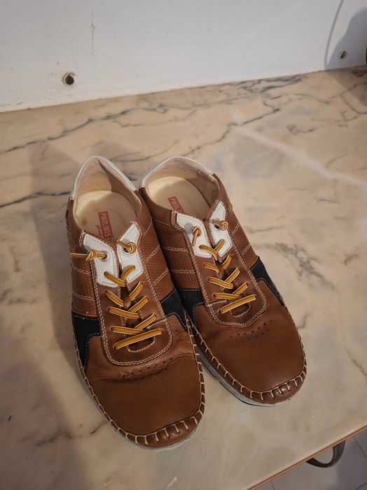 Sapatos pikolinos castanhos e azul