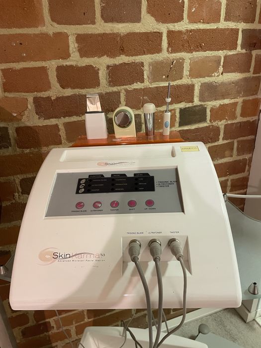 wielofunkcyjne urządzenie do pielęgnacji twarzy, model Skin Karma T3 Advanced Microcell Facial Station.