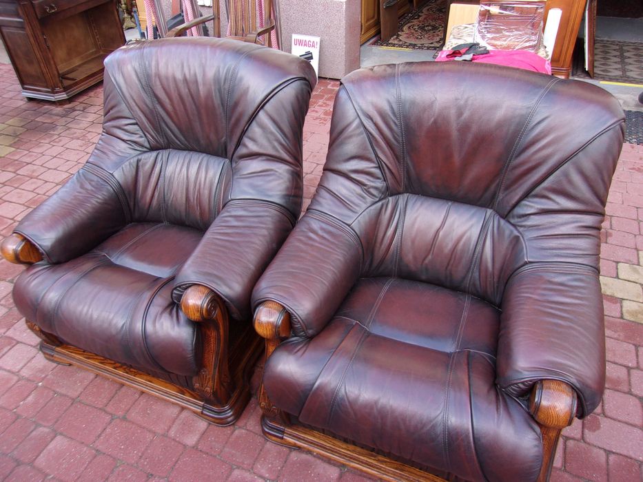 Dwa fotele skóra  stelażu dębowym.Ciemny brąz