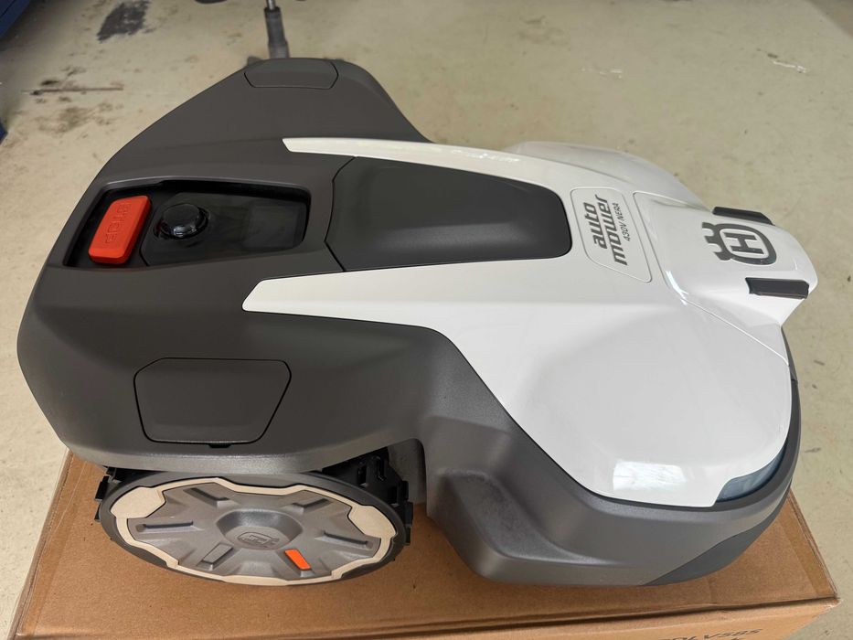 Podemonstracyjny Używany robot koszący, kosiarka automatyczna - Husqvarna 450V NERA