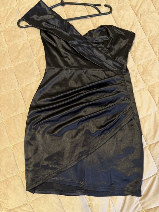 Чорна атласна сукня на одне плече