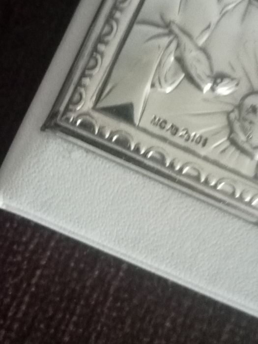 Bela caixa,tipo livro,com motivo ( Cristo) em prata