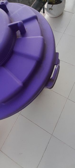 Balde plástico roxo com tampa