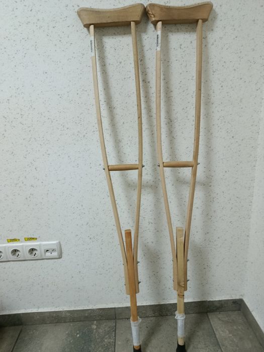 Костыли деревянные.