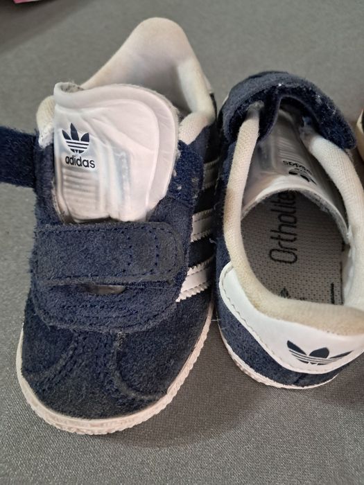 5€ cada sapatilha de criança 21 e 23