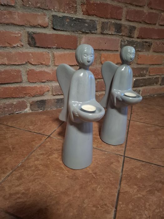 Aniołki szare z swieczkami
