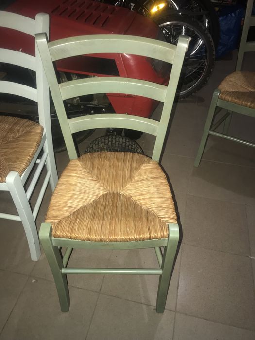 Cztery krzesła drewniane