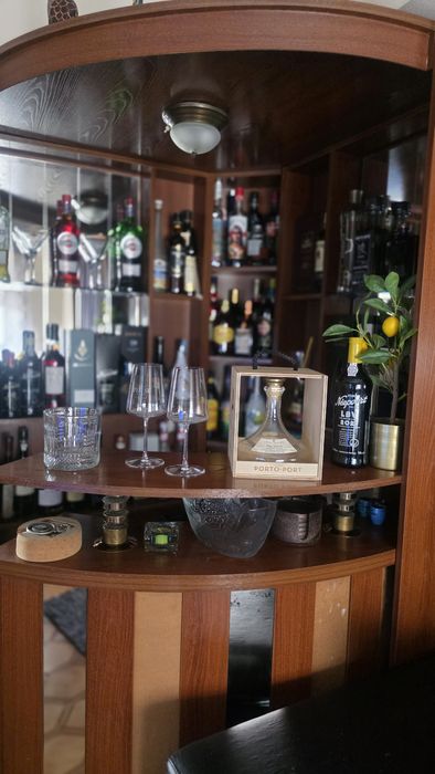 Bar de Canto em Madeira com Espelhos e Iluminação – Excelente Estado