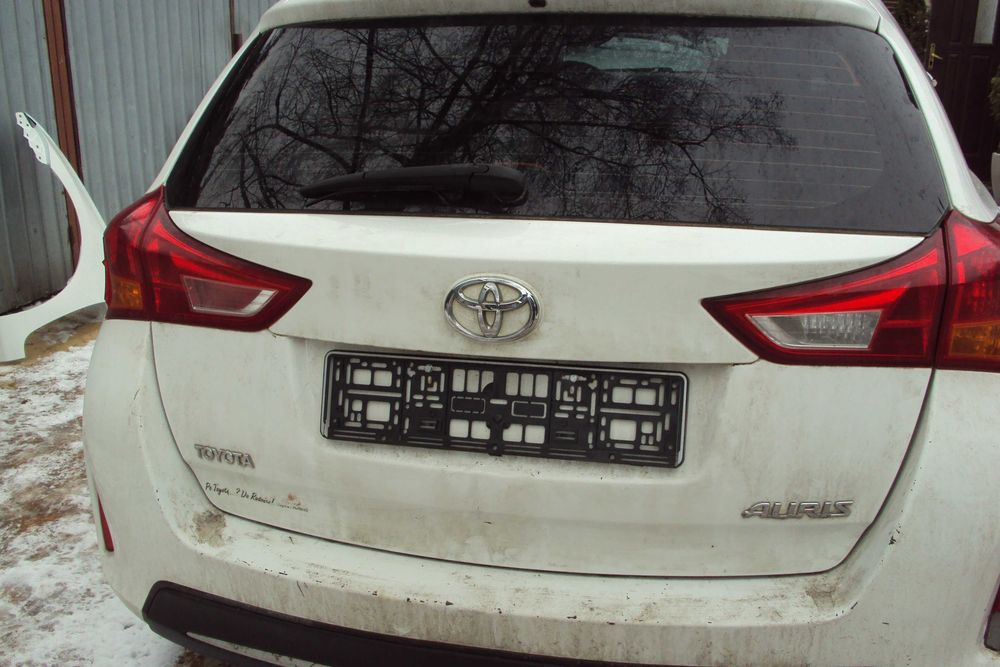 Toyota Auris II kombi tylna klapa