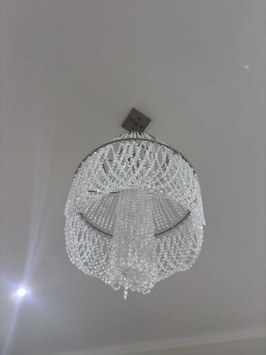 Vendo cadeeiro de teto todo em perolas como novo