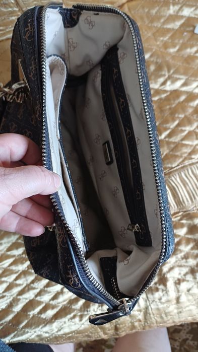 Сумочка GUESS в чудовому  стані