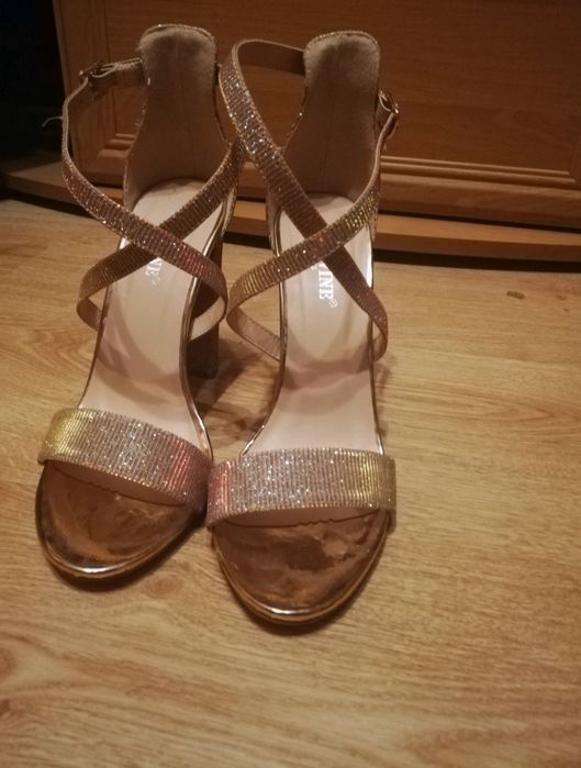 Sprzedam błyszczące buty