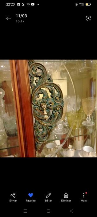 Cristaleira em cerejeira, com vidro cristal