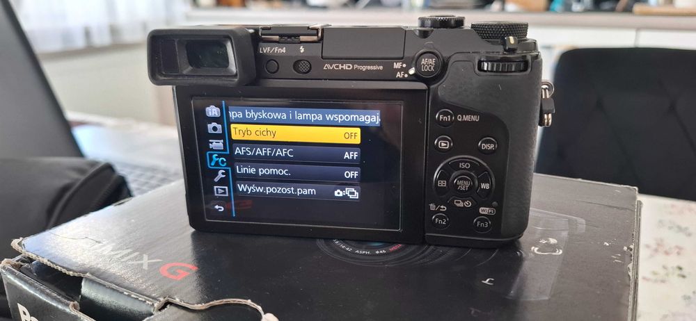 Panasonic Lumix GX7 z obiektywem.