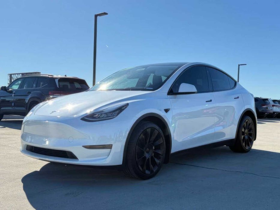 Tesla Model Y Long Range      2023
