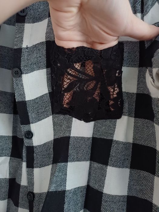 Koszula z koronkową kieszonką