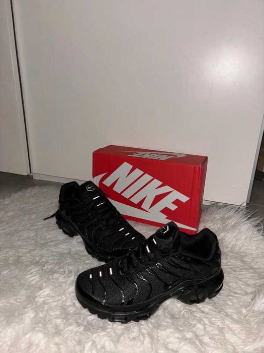 Embrace the Dark Side Nike Air Max Plus TN Black Edition 40