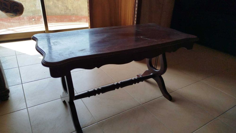 Mesa de Centro Clássica em Madeira Maciça