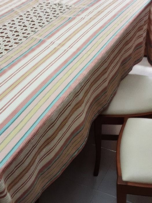 Toalha  de mesa ótimo tecido  com aplicação  em croché