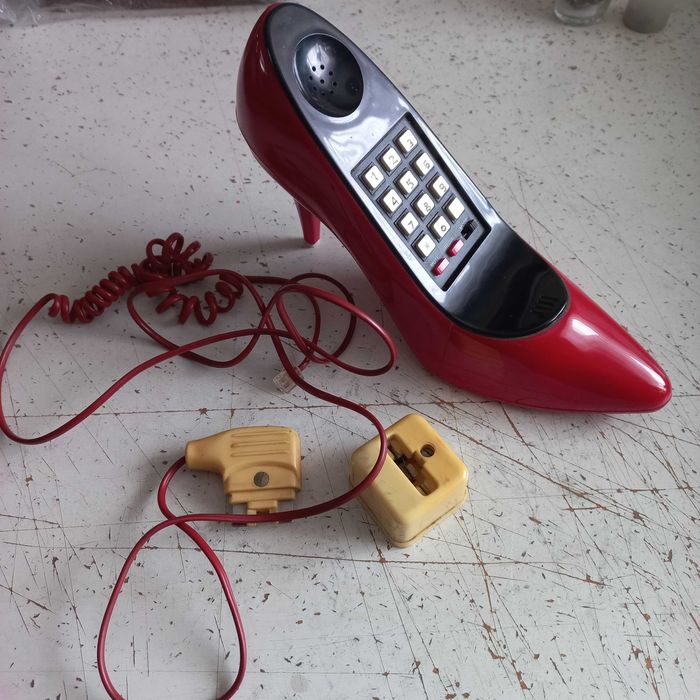 Telefone antigo em forma de sapato