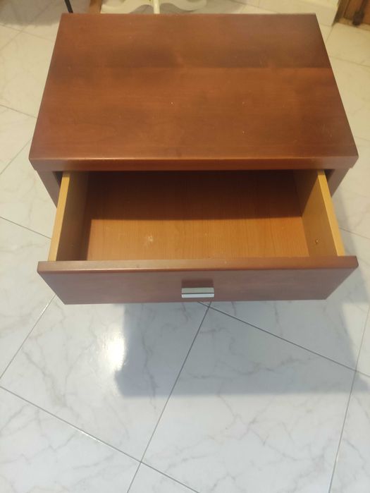 Mesa cabeceira em cerejeira