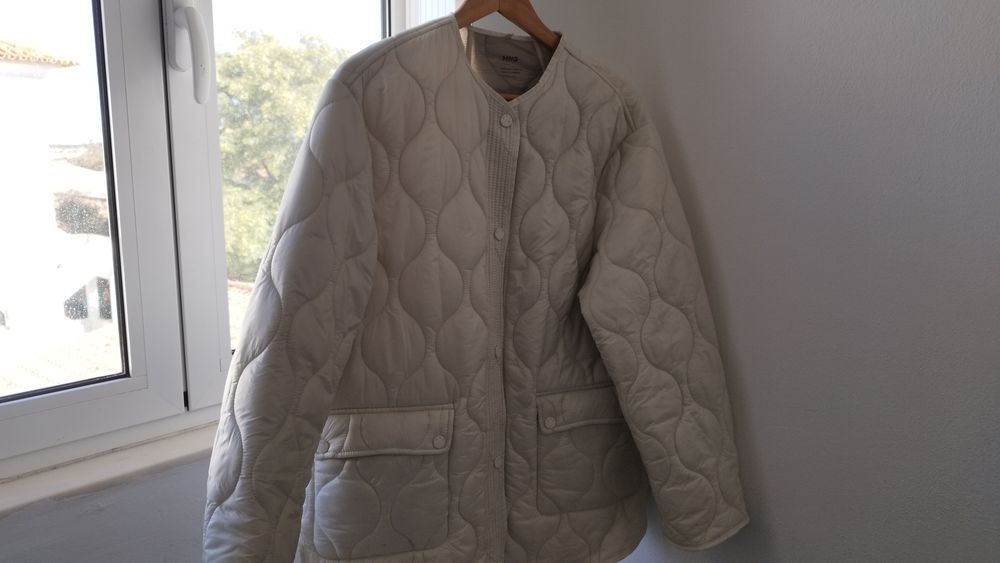 Casaco acolchoado cor branco gelo