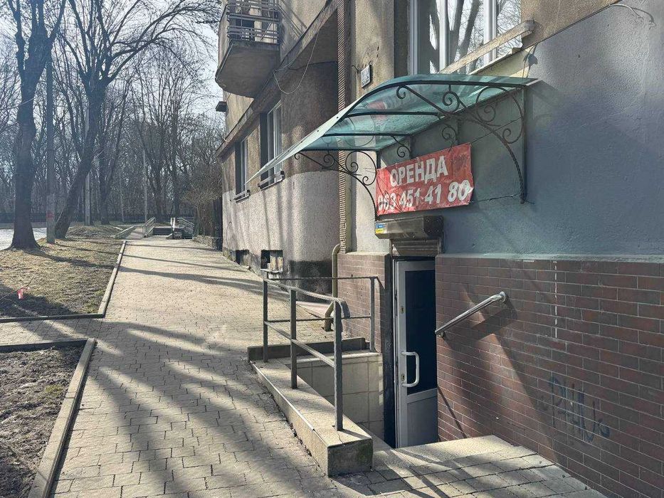 Офіс / кабінет / магазин 32 м², фасадний вхід, вул. Стрийська 46а