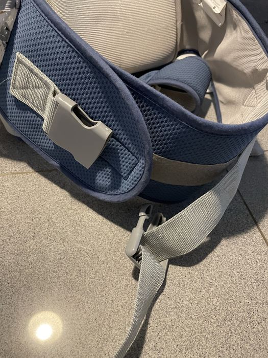 Porta-bebé ergonómico com assento de anca