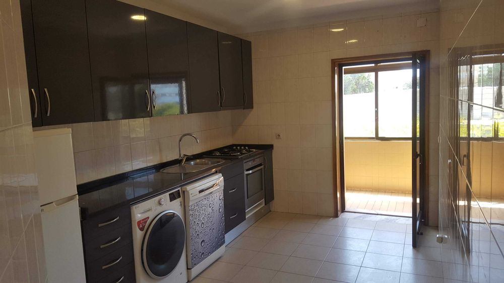 Luminoso T2 c/ Suite, Cozinha Equipada e Garagem | Águas Santas (Junto às Piscinas)
